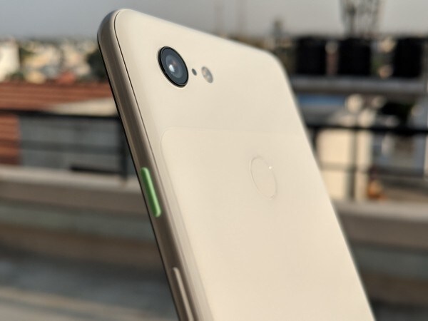 गुगलने Google Pixel 3 या आपल्या स्मार्टफोनमध्ये किस करताच फोनमधला कॅमेरा तात्काळ फोटो काढेल असं लेटेस्ट फिचर जोडलं आहे. कृत्रिम बुद्धिमत्तेवर आधारित असलेलं हे अफलातून फिचर 'Photobooth Mode' या नावानं ओळखलं जातं. गुगलने Google Pixel 3 या आपल्या स्मार्टफोनमध्ये किस करताच फोनमधला कॅमेरा तात्काळ फोटो काढेल असं लेटेस्ट फिचर जोडलं आहे. कृत्रिम बुद्धिमत्तेवर आधारित असलेलं हे अफलातून फिचर 'Photobooth Mode' या नावानं ओळखलं जातं.