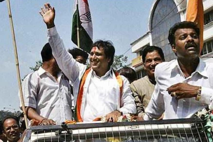 डान्सिंगचा बादशहा अशी ओळख असलेल्या गोविंदाही राजकारणात काही काळ सक्रीय होता. त्याने २००४ मध्ये काँग्रेसकडून निवडणूक लढवली होती. त्याने भाजपचे राम नाईक यांना ५० हजार मतांनी हरवले होते. मक्ष २००८ मध्ये त्याने पक्षाला राजीनामा दिला. डान्सिंगचा बादशहा अशी ओळख असलेल्या गोविंदाही राजकारणात काही काळ सक्रीय होता. त्याने २००४ मध्ये काँग्रेसकडून निवडणूक लढवली होती. त्याने भाजपचे राम नाईक यांना ५० हजार मतांनी हरवले होते. मक्ष २००८ मध्ये त्याने पक्षाला राजीनामा दिला.