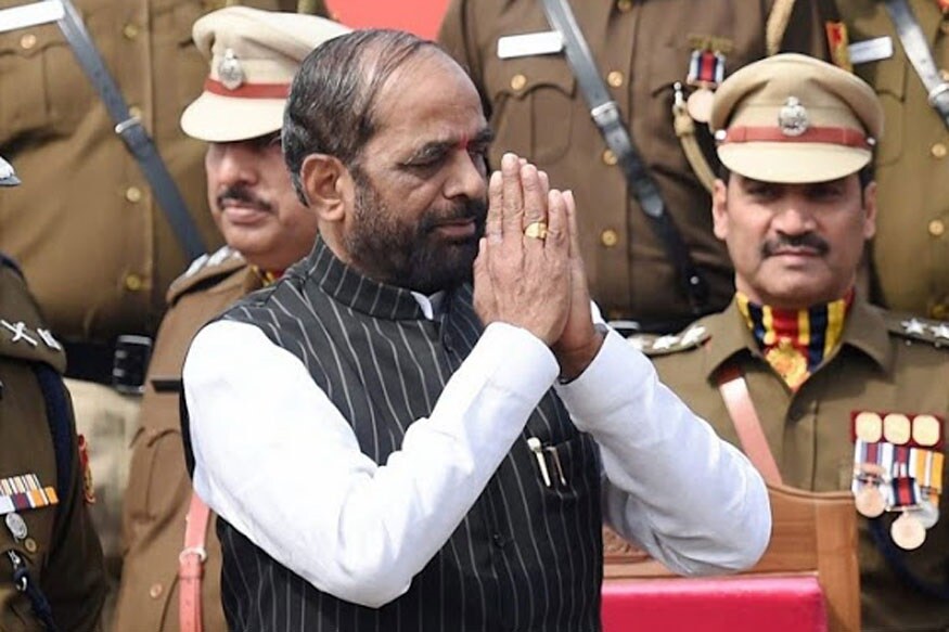 चंद्रपुरातून हंसराज अहिर देखील लोकसभा मैदानात आहेत. त्यांना शिवसेनेमधून काँग्रेसमध्ये आलेल्या माजी आमदार सुरेश धानोरकर यांनी आव्हान दिलं आहे. चंद्रपुरातून हंसराज अहिर देखील लोकसभा मैदानात आहेत. त्यांना शिवसेनेमधून काँग्रेसमध्ये आलेल्या माजी आमदार सुरेश धानोरकर यांनी आव्हान दिलं आहे.