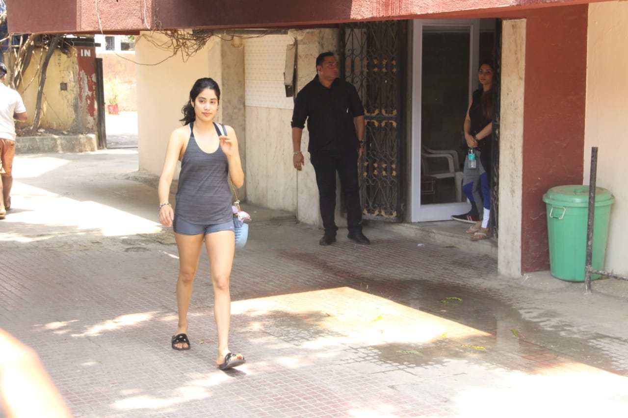 तुमच्यासोबत जर तुमची आवडती व्यक्ती असेल तर जीममध्ये जायला फारसा कंटाळा येणार नाही. जान्हवीच्या बाबतीतही कदाचित असंच असेल. मैत्रीणीसोबत जीमहून बाहेर पडताना ती दिसली. यावेळी जान्हवीचा लुक कॅज्युअल होता. पण तिची डेनिमची स्लिंग बॅग फार आकर्षक होती. तुमच्यासोबत जर तुमची आवडती व्यक्ती असेल तर जीममध्ये जायला फारसा कंटाळा येणार नाही. जान्हवीच्या बाबतीतही कदाचित असंच असेल. मैत्रीणीसोबत जीमहून बाहेर पडताना ती दिसली. यावेळी जान्हवीचा लुक कॅज्युअल होता. पण तिची डेनिमची स्लिंग बॅग फार आकर्षक होती.
