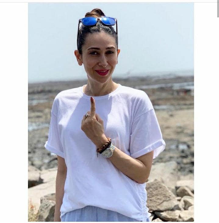 आता बॉलिवूडकर मतदान करणार आणि त्यावेळी ग्लॅमर दिसणार नाही असं तर होऊच शकत नाही ना... या निवडणुकीत स्टार्सनी कशी वोटिंग फॅशन सुरू केली हेच आज आम्ही तुम्हाला दाखवणार आहोत. आता बॉलिवूडकर मतदान करणार आणि त्यावेळी ग्लॅमर दिसणार नाही असं तर होऊच शकत नाही ना... या निवडणुकीत स्टार्सनी कशी वोटिंग फॅशन सुरू केली हेच आज आम्ही तुम्हाला दाखवणार आहोत.