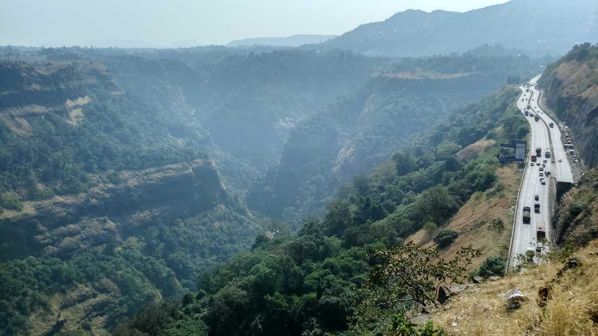 लोणावळा- महाराष्ट्रातील लोणावळ आणि खंडाळा सर्वात जुनी पर्यटनस्थळं आहेत. उंच कडे, धबधबा हे या प्रदेशाचं वैशिष्ट आहे. लोणावळ्याची चिक्की जीभेवर ठेवताच पाणी होणारी आणि लोणावळा चिक्की म्हटलं की तोंडाला पाणी सुटतं. लोणावळा- महाराष्ट्रातील लोणावळ आणि खंडाळा सर्वात जुनी पर्यटनस्थळं आहेत. उंच कडे, धबधबा हे या प्रदेशाचं वैशिष्ट आहे. लोणावळ्याची चिक्की जीभेवर ठेवताच पाणी होणारी आणि लोणावळा चिक्की म्हटलं की तोंडाला पाणी सुटतं.