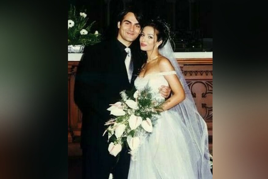 जवळपास 5 वर्ष एकमेकांना डेट केल्यानंतर मलायका आणि अरबाजनं 1998 मध्ये लग्न केलं. या लग्नातही मलायकाची भूमिका मोठी होती कारण, लग्नासाठी अरबाजनं मलायकाला प्रपोज केलं नव्हतं तर मलायकानं अरबाजकडे लग्नाचा प्रस्ताव ठेवला होता. जवळपास 5 वर्ष एकमेकांना डेट केल्यानंतर मलायका आणि अरबाजनं 1998 मध्ये लग्न केलं. या लग्नातही मलायकाची भूमिका मोठी होती कारण, लग्नासाठी अरबाजनं मलायकाला प्रपोज केलं नव्हतं तर मलायकानं अरबाजकडे लग्नाचा प्रस्ताव ठेवला होता.