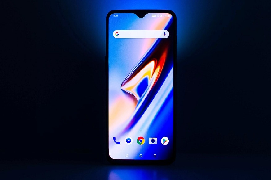 OnePlus 7 आणि OnePlus 7 Pro हे दोन्ही स्मार्टफोन 2 स्टोअरेज व्हेरियंटमध्ये असणार आहेत. पहिला 6GB RAM आणि 128GB इंटरनल स्टोरेजचा, तर दूसरा 8GB RAM आणि 256GB इंटरनल स्टोरेजचा असणार आहे. हे फोन Amazon वर विक्रीसाठी उपलब्ध राहणार असल्याचं कंपनीने म्हटलं आहे. OnePlus 7 आणि OnePlus 7 Pro हे दोन्ही स्मार्टफोन 2 स्टोअरेज व्हेरियंटमध्ये असणार आहेत. पहिला 6GB RAM आणि 128GB इंटरनल स्टोरेजचा, तर दूसरा 8GB RAM आणि 256GB इंटरनल स्टोरेजचा असणार आहे. हे फोन Amazon वर विक्रीसाठी उपलब्ध राहणार असल्याचं कंपनीने म्हटलं आहे.