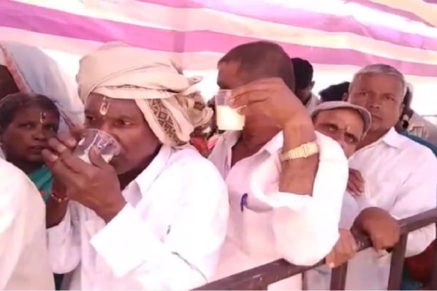 साधारणपणे दर्शन रांगेतील प्रत्येक भाविकाला ताक आणि मठ्ठा मिळावा, यासाठी प्रत्येक दिवशी पाचशे याप्रमाणे दशमी आणि एकादशी असे दोन दिवस मिळून एक हजार लिटर दह्याची आर्डर दिली आहे. या दह्या पासून थंडगार ताक आणि मठ्ठा बनविण्यात येणार आहे. साधारणपणे दर्शन रांगेतील प्रत्येक भाविकाला ताक आणि मठ्ठा मिळावा, यासाठी प्रत्येक दिवशी पाचशे याप्रमाणे दशमी आणि एकादशी असे दोन दिवस मिळून एक हजार लिटर दह्याची आर्डर दिली आहे. या दह्या पासून थंडगार ताक आणि मठ्ठा बनविण्यात येणार आहे.