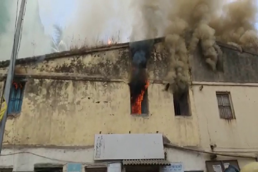 VIDEO: चिंचवड गावात घराला भीषण आग; आजूबाजूच्या घरांनाही मोठी झळ