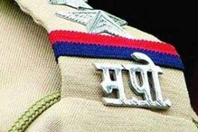जेव्हा कुंपणच शेत खातं! पोलिसांनी हिसकावली चक्क मासोळी विक्रेत्यांची रोख रक्कम जेव्हा कुंपणच शेत खातं! पोलिसांनी हिसकावली चक्क मासोळी विक्रेत्यांची रोख रक्कम