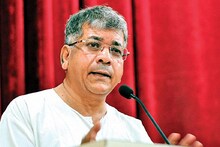निवडणूक आयोगाविरोधात बोलणं प्रकाश आंबेडकरांना भोवलं, दिग्रसमध्ये गुन्हा दाखल