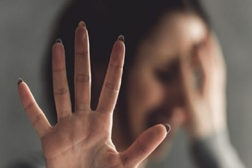 दरम्यान, पीडित मुलीनं आणि तिच्या भावानं पोलिसांना हे फोटो जवळपास चार वर्षापूर्वीचे असल्याचे सांगितले. पोलिसांनी तपासाची चक्रे वेगानं फिरवत, इलेक्ट्रॉनिक उपकरणांद्वारे नजीमचे लोकेशन शोधले. त्याचे लोकेशन हैदराबाद शहराच्या जवळ दिसून आले, यानंतर पोलिसांचे एक पथक हैदराबादला रवाना झालं. दरम्यान, पीडित मुलीनं आणि तिच्या भावानं पोलिसांना हे फोटो जवळपास चार वर्षापूर्वीचे असल्याचे सांगितले. पोलिसांनी तपासाची चक्रे वेगानं फिरवत, इलेक्ट्रॉनिक उपकरणांद्वारे नजीमचे लोकेशन शोधले. त्याचे लोकेशन हैदराबाद शहराच्या जवळ दिसून आले, यानंतर पोलिसांचे एक पथक हैदराबादला रवाना झालं.