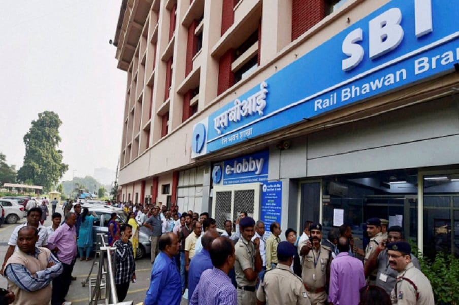 देशातली सर्वात मोठी बँक SBI टाॅप 10मधून बाहेर पडलीय. ती 11वी आहे.