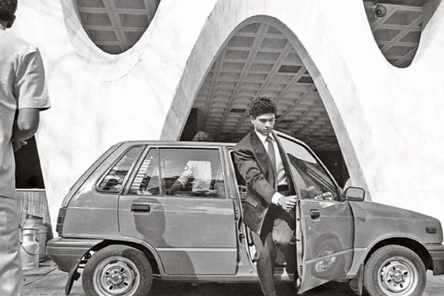 Maruti 800 या गाडीला विसरून कसं चालेल. ही गाडी आपल्यापैकी अनेकांकडे असेल, किंवा घेण्याचा विचार केला असेल. त्या वेळी भारताच्या नवमध्यमवर्गाकडे हीच गाडी घेण्याएवढं स्वप्न असायचं. सचिनने स्वतः खरेदी केलेली ही अर्थातच पहिली गाडी. 1983 मध्येच सचिनला ही गाडी घ्यायची होती. त्या वेळी भारतात मारुती 800 नुकतीच लाँच झाली होती. पण प्रत्यक्षात सचिनला ती घेता आली 1989 साली. अगदी नुकतंच मारुती सुझुकीने या गाडीचे अपडेटेड व्हर्जन लाँच केलं आहे Alto 800. Maruti 800 या गाडीला विसरून कसं चालेल. ही गाडी आपल्यापैकी अनेकांकडे असेल, किंवा घेण्याचा विचार केला असेल. त्या वेळी भारताच्या नवमध्यमवर्गाकडे हीच गाडी घेण्याएवढं स्वप्न असायचं. सचिनने स्वतः खरेदी केलेली ही अर्थातच पहिली गाडी. 1983 मध्येच सचिनला ही गाडी घ्यायची होती. त्या वेळी भारतात मारुती 800 नुकतीच लाँच झाली होती. पण प्रत्यक्षात सचिनला ती घेता आली 1989 साली. अगदी नुकतंच मारुती सुझुकीने या गाडीचे अपडेटेड व्हर्जन लाँच केलं आहे Alto 800.