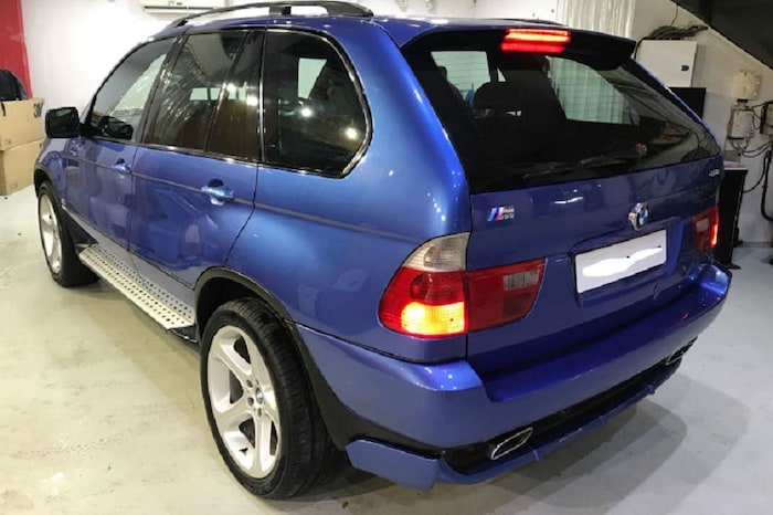 BMW X5M SUV(फोटो सौजन्य : Acierto Multi Trade Pvt Ltd) बीएमडब्लू सुद्धा सचिनची आवडती गाडी आहे. बीएमडब्ल्यू X5M ही निळ्याशार रंगाची गाडी सचिनकडे होती. M कॅटेगरीतल्या SUV गाड्या त्या वेळी भारतात अगदीच दुर्मीळ होत्या. सचिन ही गाडी नेहमी वापरायचा. आपल्या ताफ्यातली सगळ्यात जास्त त्याने हीच गाडी पळवली असेल. गेल्या वर्षी ऑगस्टमध्ये निव्वळ 21 लाखांना सचिनने ही आलिशान स्टायलिश गाडी विकली.