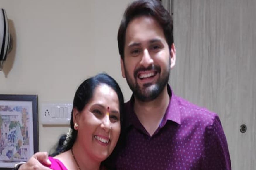 अभिनेता सिद्धार्थ चांदेकर आणि त्याची आई सीमा चांदेकर मालिकेतही आई-मुलाच्या भूमिकेत आहेत. 'जिवलगा' या मालिकेच्या निमित्ताने सिद्धार्थ आणि त्याची आई पहिल्यांदाच एकत्र स्क्रीन शेअर करणार आहेत. सिद्धार्थसाठी ही खूप आनंददायी गोष्ट आहे, आणि म्हणूनच आईचा ५२ वा वाढदिवस यादगार करण्यासाठी त्याने 'जिवलगा'च्या सेटवर सेलिब्रेशन करण्याचं ठरवलं. अभिनेता सिद्धार्थ चांदेकर आणि त्याची आई सीमा चांदेकर मालिकेतही आई-मुलाच्या भूमिकेत आहेत. 'जिवलगा' या मालिकेच्या निमित्ताने सिद्धार्थ आणि त्याची आई पहिल्यांदाच एकत्र स्क्रीन शेअर करणार आहेत. सिद्धार्थसाठी ही खूप आनंददायी गोष्ट आहे, आणि म्हणूनच आईचा ५२ वा वाढदिवस यादगार करण्यासाठी त्याने 'जिवलगा'च्या सेटवर सेलिब्रेशन करण्याचं ठरवलं.