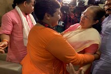 हेमंत करकरेंबद्दलच्या 'त्या' वक्तव्यानंतर सुमित्रा महाजन यांनी घेतली साध्वींची गळाभेट
