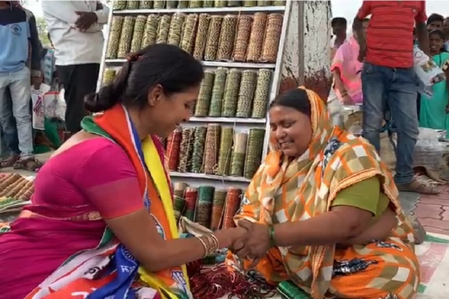 बारामती मतदारसंघातील शेळगाव येथे आज त्यांचा दौरा होता. तेथील पदयात्रेत बांगड्यांचा स्टॉल दिसला. बारामती मतदारसंघातील शेळगाव येथे आज त्यांचा दौरा होता. तेथील पदयात्रेत बांगड्यांचा स्टॉल दिसला.