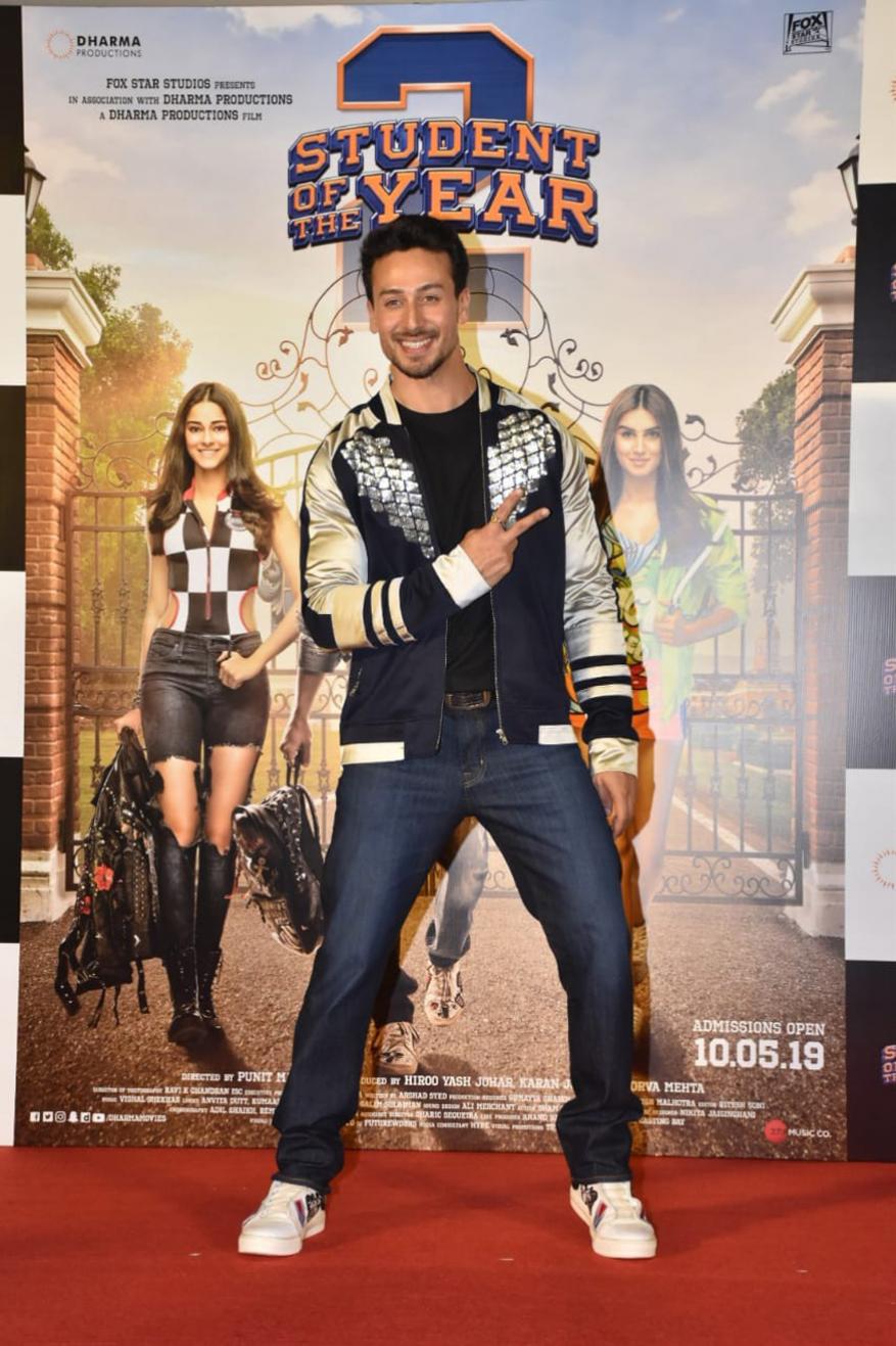 ‘स्टूडंट ऑफ दी इअर २’ सिनेमाच्या ट्रेलर लॉन्चवेळी अभिनेता टायगर श्रॉफने प्रसारमाध्यमांना पोज दिली. (छाया सौजन्य- विरल भयानी) ‘स्टूडंट ऑफ दी इअर २’ सिनेमाच्या ट्रेलर लॉन्चवेळी अभिनेता टायगर श्रॉफने प्रसारमाध्यमांना पोज दिली. (छाया सौजन्य- विरल भयानी)