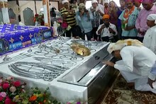 उद्धव ठाकरे पालघरच्या दौऱ्यावर, प्रचारापूर्वी गुरूद्वारामध्ये टेकला माथा