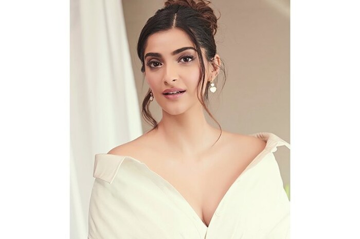 अभिनेत्री सोनम कपूरला एलिवेटरवर चढण्याची भीती वाटते त्यामुळे ती नेहमी एलिवेटर ऐवजी पायऱ्यांचा वापर करते. 