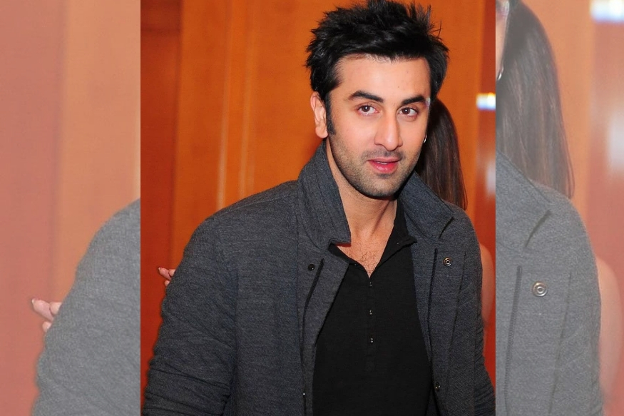 VIDEO- रणबीर कपूरनं फोटोग्राफरला विचारलं, चप्पल कुठून घेतली ? आणि...