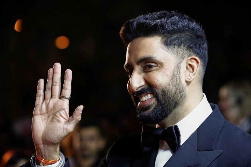 अभिनेता अभिषेक बच्चन सुद्धा सेटवर खूप मस्ती करण्यासाठी प्रसिद्ध आहे. 'हॅप्पी न्यू ईयर' सिनेमाच्या शूटिंगच्यावेळी अभिषेकनं फराह खानचा फोन चोरून तिच्या फोनवरून स्वतःबद्दल चांगल्या गोष्टी ट्वीट केल्या होत्या. अभिनेता अभिषेक बच्चन सुद्धा सेटवर खूप मस्ती करण्यासाठी प्रसिद्ध आहे. 'हॅप्पी न्यू ईयर' सिनेमाच्या शूटिंगच्यावेळी अभिषेकनं फराह खानचा फोन चोरून तिच्या फोनवरून स्वतःबद्दल चांगल्या गोष्टी ट्वीट केल्या होत्या.