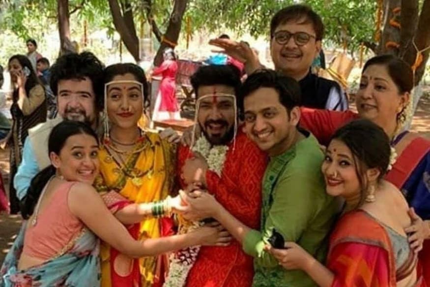 या विवाह सोहळ्याला मराठी सिनेसृष्टीतील कलाकारांनी हजेरी लावली होती. दिल दोस्ती दुनियादारीमधील त्यांचे सर्व सहकलाकार या विवाह सोहळ्याला उपस्थित होते. या आधी पार पडलेल्या सखीच्या मेहंदी सेरेमनीचे फोटोही सोशल मीडियावर व्हायरल झाले होते. या विवाह सोहळ्याला मराठी सिनेसृष्टीतील कलाकारांनी हजेरी लावली होती. दिल दोस्ती दुनियादारीमधील त्यांचे सर्व सहकलाकार या विवाह सोहळ्याला उपस्थित होते. या आधी पार पडलेल्या सखीच्या मेहंदी सेरेमनीचे फोटोही सोशल मीडियावर व्हायरल झाले होते.