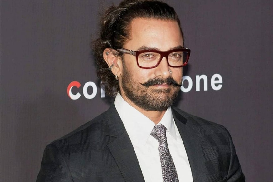 मिस्टर परफेक्शनिस्ट आमिर खान शूटिंग दरम्यान सहकलाकारांची फिरकी घेण्यासाठी आणि प्रँक करण्यासाठी ओळखला जातो. 'अंदाज अपना अपना' सिनेमाच्या शूटिंगवेळी त्यानं रवीना टंडनची मस्कारी केली होती. ज्यामुळे ती खूप घाबरली होती. तिच्या चेहऱ्यावर गरम कॉफी फेकण्याचं नाटकं त्यानं केलं होतं. अशाप्रकारची मस्कारी आमिरनं फक्त रवीना सोबतच नाही तर त्याची पत्नी किरण राव आणि 'दंगल' मधील सहकलाकार फातिमा सना शेख सोबतही केली होती. मिस्टर परफेक्शनिस्ट आमिर खान शूटिंग दरम्यान सहकलाकारांची फिरकी घेण्यासाठी आणि प्रँक करण्यासाठी ओळखला जातो. 'अंदाज अपना अपना' सिनेमाच्या शूटिंगवेळी त्यानं रवीना टंडनची मस्कारी केली होती. ज्यामुळे ती खूप घाबरली होती. तिच्या चेहऱ्यावर गरम कॉफी फेकण्याचं नाटकं त्यानं केलं होतं. अशाप्रकारची मस्कारी आमिरनं फक्त रवीना सोबतच नाही तर त्याची पत्नी किरण राव आणि 'दंगल' मधील सहकलाकार फातिमा सना शेख सोबतही केली होती.