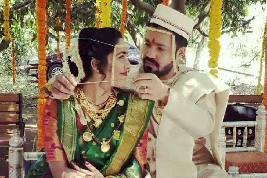 गेल्या काही दिवसांपासून सुव्रत जोशी व सखी गोखले यांच्या लग्नांच्या चर्चेला उधाण आले होते. अनेक इव्हेंटला हे दोघं एकत्र उपस्थित राहत अल्यानं त्यांच्या अफेअर्सच्या चर्चाही रंगल्या होत्या. आज हे दोघांनी सप्तपदी घेत एका नव्या प्रवासाला सुरुवात केली. गेल्या काही दिवसांपासून सुव्रत जोशी व सखी गोखले यांच्या लग्नांच्या चर्चेला उधाण आले होते. अनेक इव्हेंटला हे दोघं एकत्र उपस्थित राहत अल्यानं त्यांच्या अफेअर्सच्या चर्चाही रंगल्या होत्या. आज हे दोघांनी सप्तपदी घेत एका नव्या प्रवासाला सुरुवात केली.