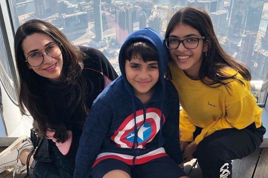अभिनेत्री करिश्मा कपूर या यादीत सर्वात आधी येते. बॉलिवूड गाजवलेल्या करिश्माचं वैवाहिक जीवन मात्र तितकंसं आनंदी नव्हतं. करिश्मानं 2003मध्ये बिझनेसमन संजय कपूरशी लग्न केलं. मात्र 2016 मध्ये या दोघांनीही घटस्फोट घेतला. करिश्मा आणि संजय यांना दोन मुलंसुद्धा आहेत. 2017 मध्ये संजयनं मॉडेल प्रिया सचदेवशी लग्न केलं मात्र करिश्मा अद्याप सिंगल आहे. तिची दोन्ही मुलं तिच्या सोबत राहत असून ती अनेकदा आपल्या मुलांसोबत एंजॉय करताना दिसते. अभिनेत्री करिश्मा कपूर या यादीत सर्वात आधी येते. बॉलिवूड गाजवलेल्या करिश्माचं वैवाहिक जीवन मात्र तितकंसं आनंदी नव्हतं. करिश्मानं 2003मध्ये बिझनेसमन संजय कपूरशी लग्न केलं. मात्र 2016 मध्ये या दोघांनीही घटस्फोट घेतला. करिश्मा आणि संजय यांना दोन मुलंसुद्धा आहेत. 2017 मध्ये संजयनं मॉडेल प्रिया सचदेवशी लग्न केलं मात्र करिश्मा अद्याप सिंगल आहे. तिची दोन्ही मुलं तिच्या सोबत राहत असून ती अनेकदा आपल्या मुलांसोबत एंजॉय करताना दिसते.