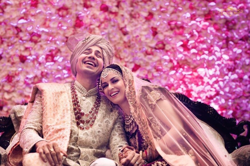 'वीरे द वेडिंग' मध्ये अभिनेत्री करिना कपूर सोबत लीड रोडमध्ये दिसलेल्या सुमित व्यासनं आपली पत्नी शिवानी टांकसाळेला 2018मध्ये घटस्फोट दिल्यानंतर 6 महिन्याच्या आतच अभिनेत्री एकता कौलशी लग्न केलं. 'वीरे द वेडिंग' मध्ये अभिनेत्री करिना कपूर सोबत लीड रोडमध्ये दिसलेल्या सुमित व्यासनं आपली पत्नी शिवानी टांकसाळेला 2018मध्ये घटस्फोट दिल्यानंतर 6 महिन्याच्या आतच अभिनेत्री एकता कौलशी लग्न केलं.