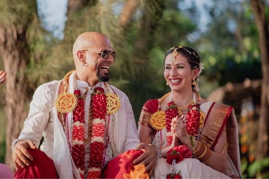 एमटीव्ही रोडिस फेम अभिनेता रघु रामनं पहिली पत्नी सुगंधाशी घटस्फोट घेतल्यावर दुसरी लाइफ पार्टनर शोधण्यास उशीर केला नाही. रघु रामनं 2006मध्ये सुगंधाशी लग्न केलं होतं. पण 10 वर्षांनंतर हे दोघं वेगळे झाले आणि 2018मध्ये रघु रामनं दुसरं लग्न केलं. 12 डिसेंबरला त्यानं गर्लफ्रेंड नतालीशी लग्नगाठ बांधली. एमटीव्ही रोडिस फेम अभिनेता रघु रामनं पहिली पत्नी सुगंधाशी घटस्फोट घेतल्यावर दुसरी लाइफ पार्टनर शोधण्यास उशीर केला नाही. रघु रामनं 2006मध्ये सुगंधाशी लग्न केलं होतं. पण 10 वर्षांनंतर हे दोघं वेगळे झाले आणि 2018मध्ये रघु रामनं दुसरं लग्न केलं. 12 डिसेंबरला त्यानं गर्लफ्रेंड नतालीशी लग्नगाठ बांधली.
