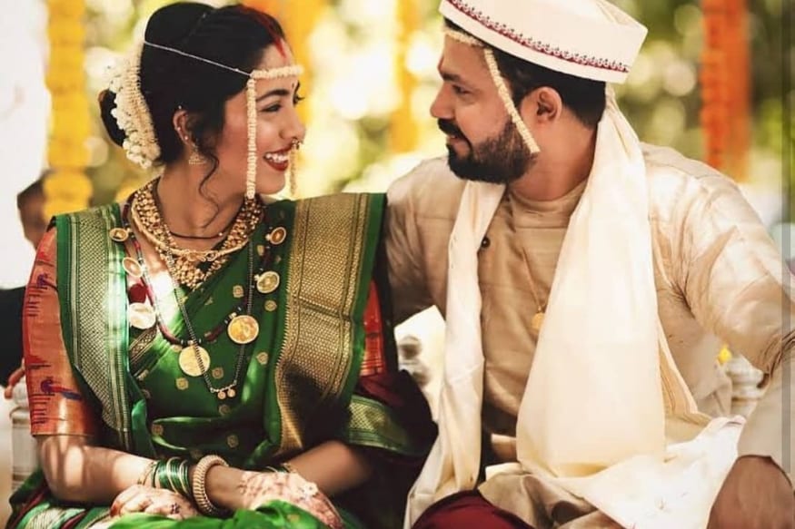 झी मराठी वरील 'दिल दोस्ती दुनियादारी' या मालिकेतून घराघरात पोहचलेले अभिनेता सुव्रत जोशी आणि अभिनेत्री सखी गोखले आज (11 एप्रिल) लग्नाच्या बेडीत अडकले. त्यांचा विवाह सोहळा पुण्यात पार पडला. झी मराठी वरील 'दिल दोस्ती दुनियादारी' या मालिकेतून घराघरात पोहचलेले अभिनेता सुव्रत जोशी आणि अभिनेत्री सखी गोखले आज (11 एप्रिल) लग्नाच्या बेडीत अडकले. त्यांचा विवाह सोहळा पुण्यात पार पडला.