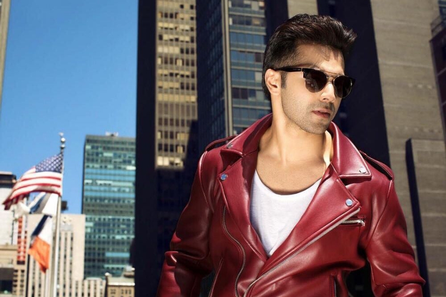 अभिनेता वरुण धवनने फार कमी वेळात आपल्या दमदार अभिनयाच्या जोरावर बॉलिवूडमधील आपलं स्थान बळकट केलं आहे. त्यामुळेच तो सध्या तरुणाईमध्ये प्रचंड लोकप्रिय आहे. 