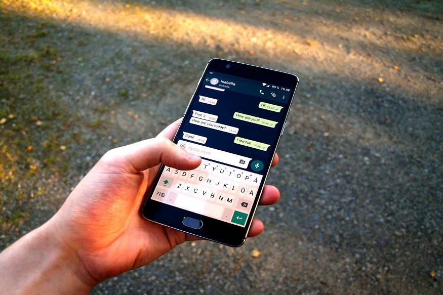 WABitaInfo प्रसिद्ध केलेल्या माहितीनुसार whatsapp वर एक असं नवं फिचर ऍड करणार आहे, ज्यामुळे तुम्हाला केलेल्या चॅटिंगचा स्क्रीनशॉट घेता येणार नाही. WABitaInfo प्रसिद्ध केलेल्या माहितीनुसार whatsapp वर एक असं नवं फिचर ऍड करणार आहे, ज्यामुळे तुम्हाला केलेल्या चॅटिंगचा स्क्रीनशॉट घेता येणार नाही.