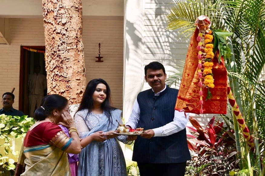 महाराष्ट्राच्या विकासासाठी, प्रगतीसाठी त्यांनी मनोमन प्रार्थना केली. आगामी निवडणुकीसाठी हे वर्ष लाभदायी ठरावी यासाठी निश्चयही केला आहे. महाराष्ट्राच्या विकासासाठी, प्रगतीसाठी त्यांनी मनोमन प्रार्थना केली. आगामी निवडणुकीसाठी हे वर्ष लाभदायी ठरावी यासाठी निश्चयही केला आहे.