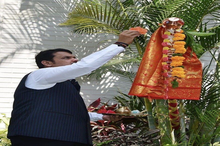 महाराष्ट्रात घरोघरी मोठ्या उत्साहात गुढीपाडवा साजरा होतो आहे. राजकीय नेतेमंडळींच्या घरीही गुढीपाडव्याचा उत्साह, आनंद पाहायला मिळाला आहे. महाराष्ट्रात घरोघरी मोठ्या उत्साहात गुढीपाडवा साजरा होतो आहे. राजकीय नेतेमंडळींच्या घरीही गुढीपाडव्याचा उत्साह, आनंद पाहायला मिळाला आहे.