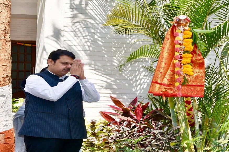 मुख्यमंत्री देवेंद्र फडणवीस यांच्या पत्नी अमृता फडणवीस आणि त्यांच्या मुलीनं या सणाचा आनंद लुटला. नव्या वर्षाचा नवा संकल्प 'वर्षा'वर गुढी उभी करून केला आहे. मुख्यमंत्री देवेंद्र फडणवीस यांच्या पत्नी अमृता फडणवीस आणि त्यांच्या मुलीनं या सणाचा आनंद लुटला. नव्या वर्षाचा नवा संकल्प 'वर्षा'वर गुढी उभी करून केला आहे.