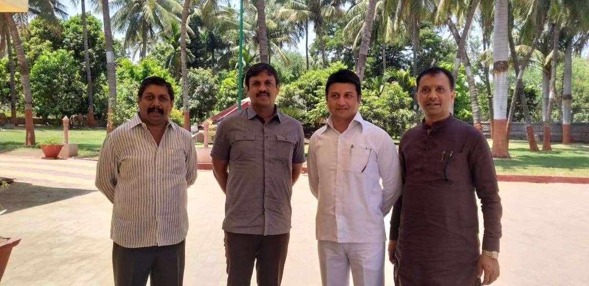 अशातच राहुल कुल यांनी मोहिते-पाटलांची भेट घेतल्याने बारामती मतदारसंघात राजकीय समीकरणं बदलणार का हे पाहावं लागेल. अशातच राहुल कुल यांनी मोहिते-पाटलांची भेट घेतल्याने बारामती मतदारसंघात राजकीय समीकरणं बदलणार का हे पाहावं लागेल.