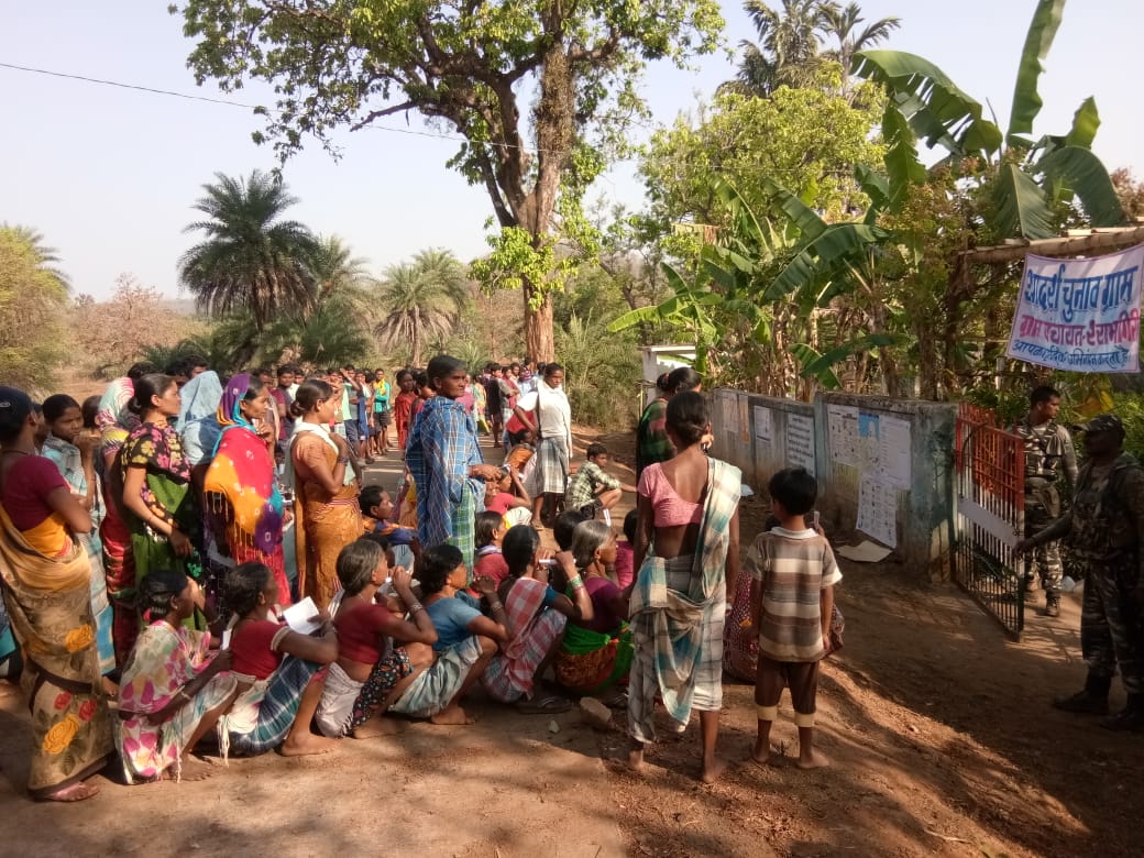 छत्तीसगडमधल्या दंतेवाडा इथल्या जंगलात याच गावाजवळ नक्षलवाद्यांनी भूसुरुंग लावून IEDचा स्फोट घडवला. यात पाच जवान शहीद झाले. छत्तीसगडमधल्या दंतेवाडा इथल्या जंगलात याच गावाजवळ नक्षलवाद्यांनी भूसुरुंग लावून IEDचा स्फोट घडवला. यात पाच जवान शहीद झाले.