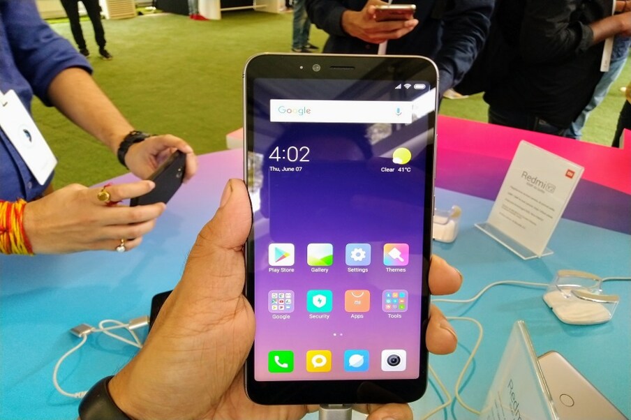 शियोमी (Xiaomi) हा स्मार्टफोन तरुणांमध्ये खूप लोकप्रिय आहे. कमी किमतीत चांगले फीचर्स देणारा हा फोन आहे. नुकतेच शियोमीनं Mi Super Sale मध्ये Redmi 6, Redmi 6 Pro, Redmi Note 6 Pro, Redmi Note 5 Pro, Redmi Y2 आणि Poco F1 हे स्मार्टफोन्स स्वस्त केलेत.