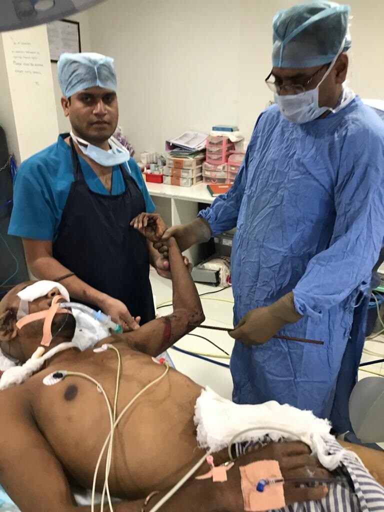 काम करणाताना डोक्यातून लोखंडाची सळी आरपार झाली पण तरीदेखील मोठ्या धीराने या कामगाराने मृत्यूला मात दिली. काम करणाताना डोक्यातून लोखंडाची सळी आरपार झाली पण तरीदेखील मोठ्या धीराने या कामगाराने मृत्यूला मात दिली.