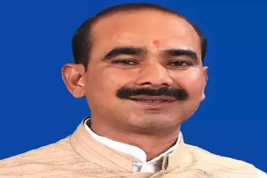 उत्तराखंडमधील अजय टम्टा देखील लोकसभा निवडणुकीच्या मैदानात आहेत त्या लढतीकडे देखील सर्वाचं लक्ष लागून राहिलं आहे. उत्तराखंडमधील अजय टम्टा देखील लोकसभा निवडणुकीच्या मैदानात आहेत त्या लढतीकडे देखील सर्वाचं लक्ष लागून राहिलं आहे.