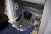 खात्यातून पैसे गेले, पण ATM मधून नाही मिळाले तर बँकेला द्यावा लागतो 'इतका' दंड खात्यातून पैसे गेले, पण ATM मधून नाही मिळाले तर बँकेला द्यावा लागतो 'इतका' दंड