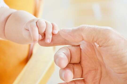 6 दिवसांच्या लेकीला 10 रुपयांत विकलं, वाचा आईवर अशी कोणती परिस्थिती ओढवली?