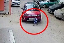 VIDEO : 3 वर्षांच्या मुलाला शाळेतून घरी सोडलं, कार पुढे जाताच चाकाखाली सापडला