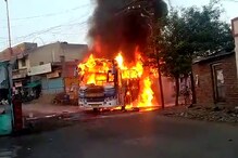 VIDEO : गावाच्या चौकात बर्निंग बसचा थरार, काही क्षणात जळून खाक