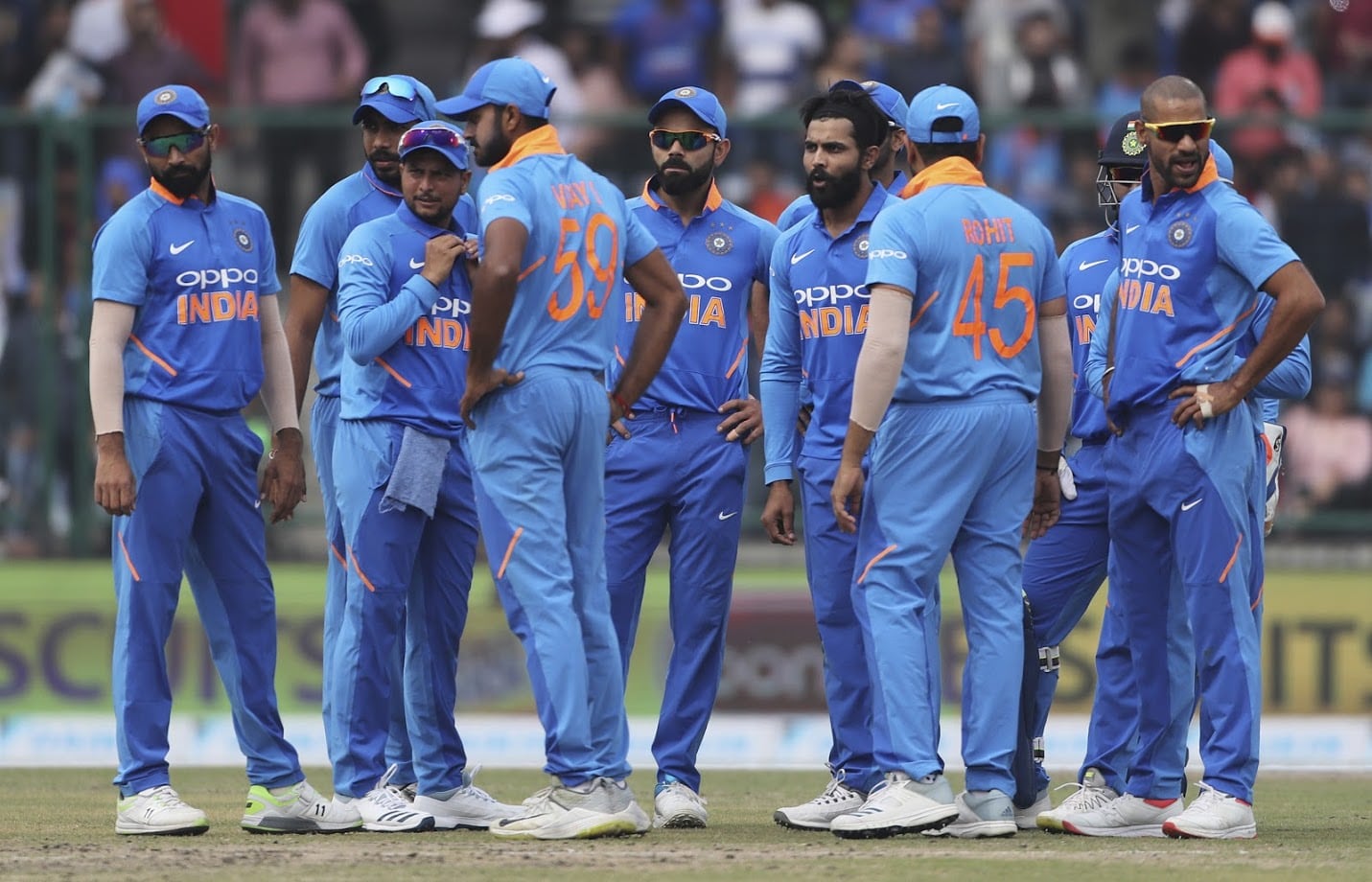 इंग्लंडमध्ये होणाऱ्या विश्वचषकासाठी भारतानं सोमवारी 15 खेळाडूंच्या नावाची घोषणा केली. या संघाचं कर्णधारपद विराट कोहलीकडं आहे, तर उप कर्णधारपद हिटमॅन रोहित शर्माकडं आहे. तर, सगळ्यात अनुभवी खेळाडू आणि माजी कर्णधार मेहंद्रसिंग धोनी आपला चौथा वर्ल्ड कप खेळतील. या संघात पाच फलंदाज, दोन यष्टिरक्षक, तीन फिरकी गोलंदाज, दोन ऑलराऊंडर आणि तीन जलद गोलंदाज यांचा समावेश केला आहे. या 15 खेळाडूंकडे एकूण 1573 सामन्यांचा अनुभव आहे. इंग्लंडमध्ये होणाऱ्या विश्वचषकासाठी भारतानं सोमवारी 15 खेळाडूंच्या नावाची घोषणा केली. या संघाचं कर्णधारपद विराट कोहलीकडं आहे, तर उप कर्णधारपद हिटमॅन रोहित शर्माकडं आहे. तर, सगळ्यात अनुभवी खेळाडू आणि माजी कर्णधार मेहंद्रसिंग धोनी आपला चौथा वर्ल्ड कप खेळतील. या संघात पाच फलंदाज, दोन यष्टिरक्षक, तीन फिरकी गोलंदाज, दोन ऑलराऊंडर आणि तीन जलद गोलंदाज यांचा समावेश केला आहे. या 15 खेळाडूंकडे एकूण 1573 सामन्यांचा अनुभव आहे.