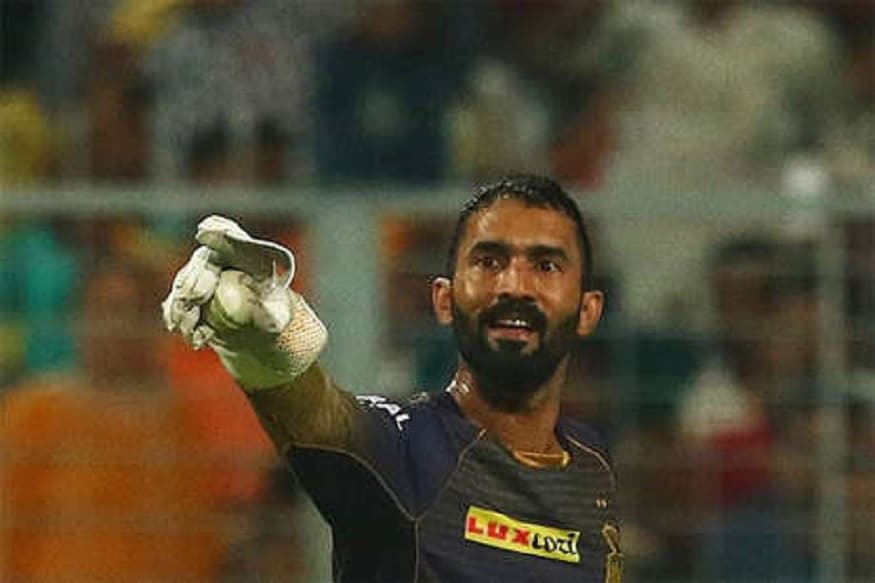 टीम इंडियाचा विकेटकीपर फलंदाज दिनेश कार्तिकनं (Dinesh Karthik) भारताला अनेक सामने एकहाती जिंकून दिले असले तरी, त्याला योग्य संधी मिळाल्या नाहीत. टीम इंडियाचा विकेटकीपर फलंदाज दिनेश कार्तिकनं (Dinesh Karthik) भारताला अनेक सामने एकहाती जिंकून दिले असले तरी, त्याला योग्य संधी मिळाल्या नाहीत.