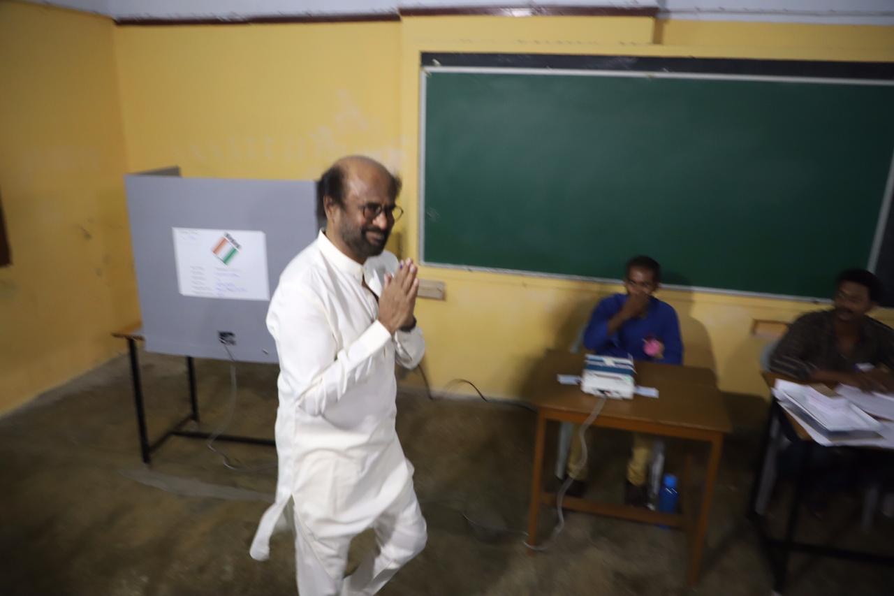 यात सर्वात आधी नाव घेता येईल ते म्हणजे सुपरस्टार रजनीकांत यांचं. गुरुवारी सकाळी ते पोलिंग बूथवर पोहोचले. यात सर्वात आधी नाव घेता येईल ते म्हणजे सुपरस्टार रजनीकांत यांचं. गुरुवारी सकाळी ते पोलिंग बूथवर पोहोचले.