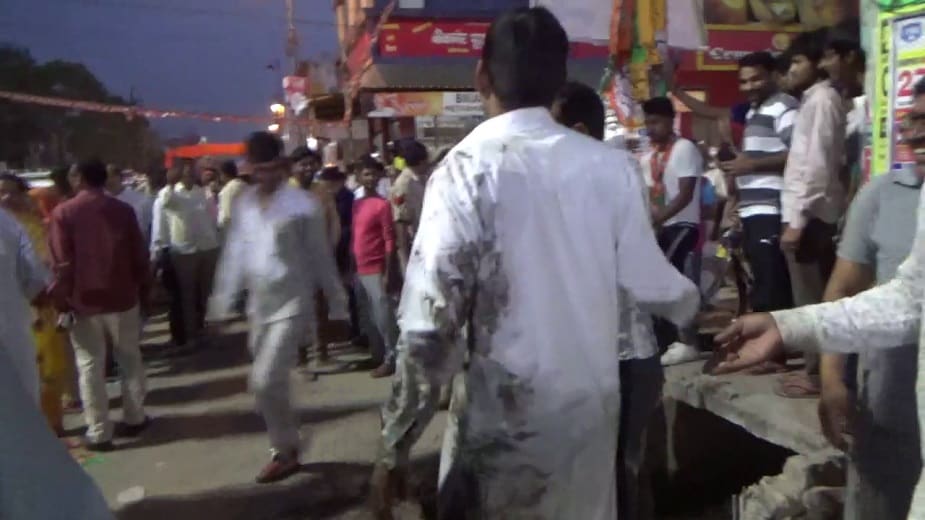 रोड शोदरम्यान, पंतप्रधान नरेंद्र मोदी यांच्या नावाच्या घोषणा होत होत्या. रस्त्यावर भाजप कार्यकर्त्यांची मोठी गर्दी जमा झाली होती. त्यावेळी रस्त्यावर उघड्या असलेल्या गटारात कार्यकर्ते पडले. रोड शोदरम्यान, पंतप्रधान नरेंद्र मोदी यांच्या नावाच्या घोषणा होत होत्या. रस्त्यावर भाजप कार्यकर्त्यांची मोठी गर्दी जमा झाली होती. त्यावेळी रस्त्यावर उघड्या असलेल्या गटारात कार्यकर्ते पडले.