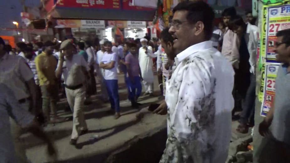 प्रचारासाठी सुटा-बुटात असलेले भाजप कार्यकर्ते गटारात पडल्यामुळे चिखलाने माखले. त्यांना लगेच बाहेर काढण्यात आलं. पण या सगळ्या प्रकारामुळे गावात पालिकेनं काय कामं केली हेच समोर आलं. दरम्यान, गटारात पडल्य़ाचे भाजपा कार्यकर्त्यांचे फोटो सध्या सोशल मीडियावर व्हायरल होत आहेत. प्रचारासाठी सुटा-बुटात असलेले भाजप कार्यकर्ते गटारात पडल्यामुळे चिखलाने माखले. त्यांना लगेच बाहेर काढण्यात आलं. पण या सगळ्या प्रकारामुळे गावात पालिकेनं काय कामं केली हेच समोर आलं. दरम्यान, गटारात पडल्य़ाचे भाजपा कार्यकर्त्यांचे फोटो सध्या सोशल मीडियावर व्हायरल होत आहेत.